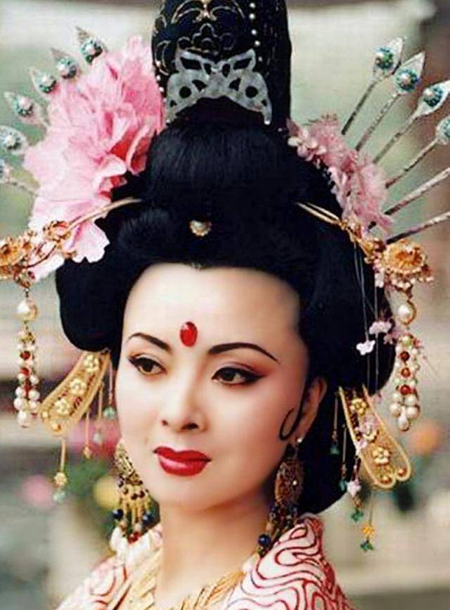 至于后人传说的杨贵妃用替身,使障眼法诈死,历经千难万险最后东渡日本