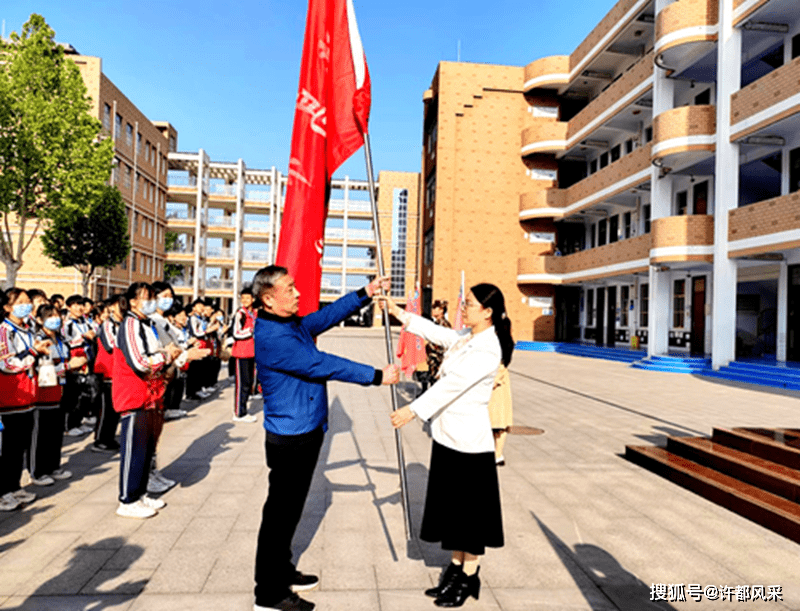 清晨时分,天朗气清.学校运动场,旌旗招展,队伍整齐.