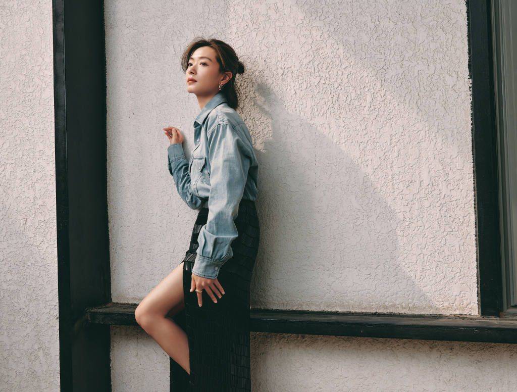 万茜牛仔外套搭亮片裙,酷飒又性感,短发造型嫩似高中生_黑色_气质