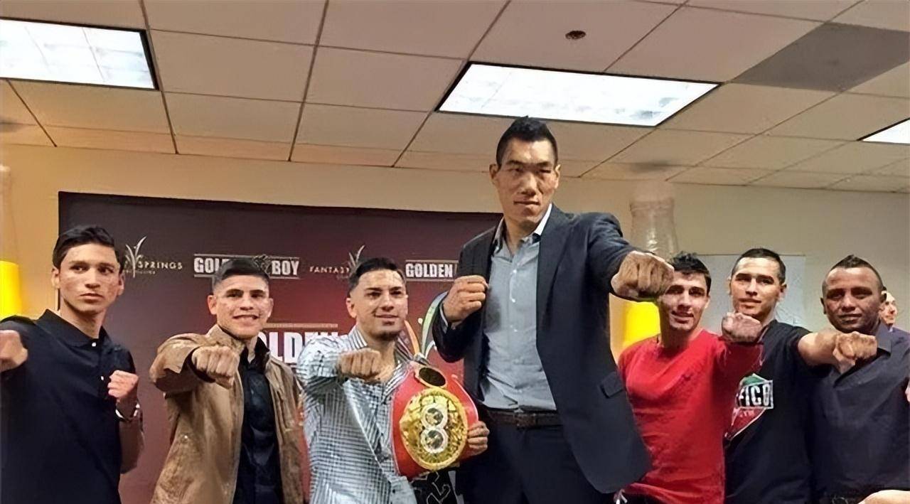 2米1农村白痴成拳王,一拳打担架老外,出场费130万_董建军_训练_摔跤