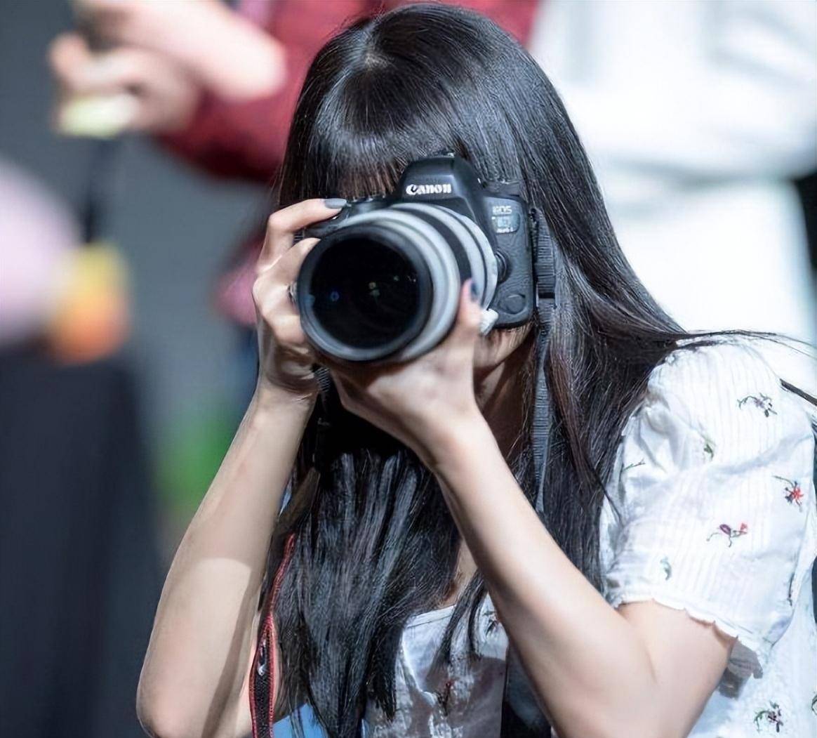 张杰谢娜助理打掉路人手机,一脸凶狠架子比明星大_行为_影响_视频