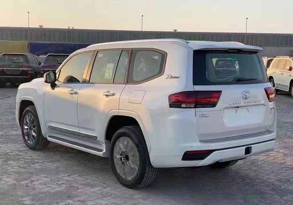 2023款"丰田陆巡"天津港实拍!