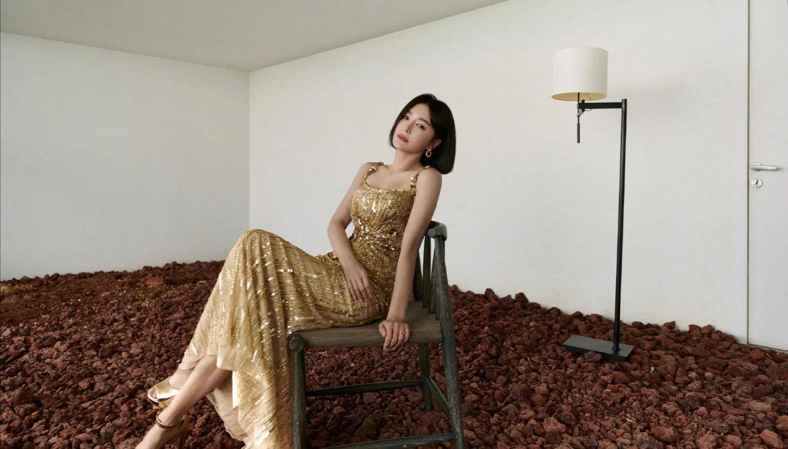 女星秦岚身穿抹胸闪金吊带长裙,高贵大方,娇艳迷人_写真_动作_颈部