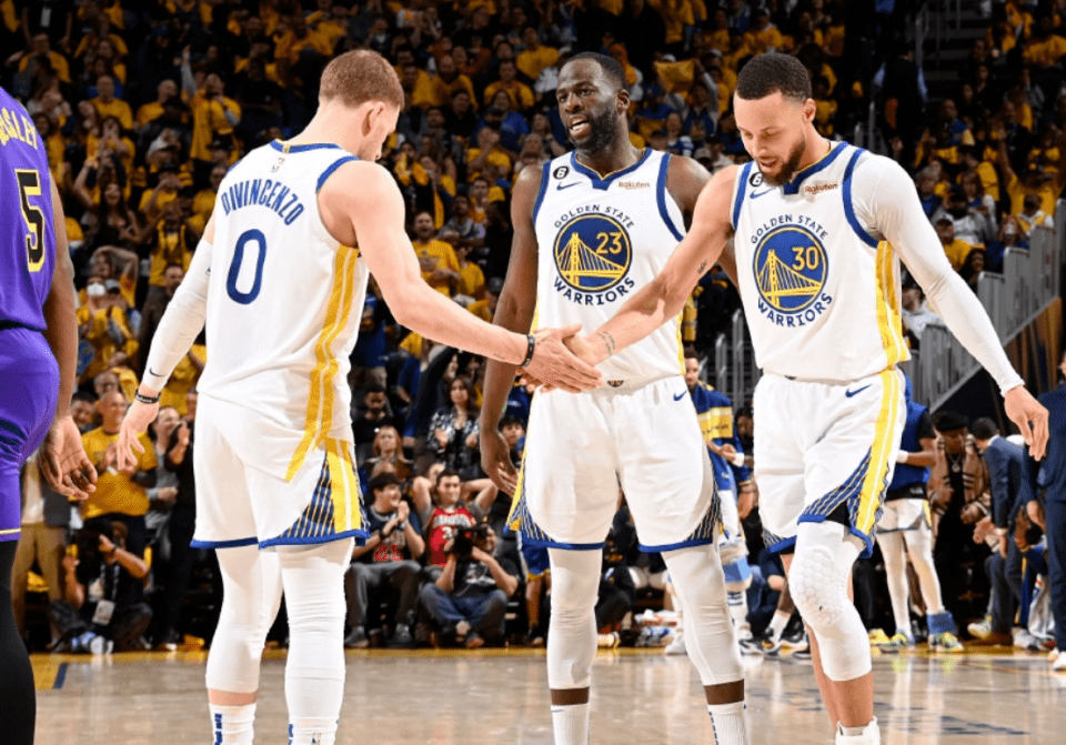 佛祖天神下凡,水花兄弟齐齐创纪录,卫冕冠军重振旗鼓_勇士队_季后赛