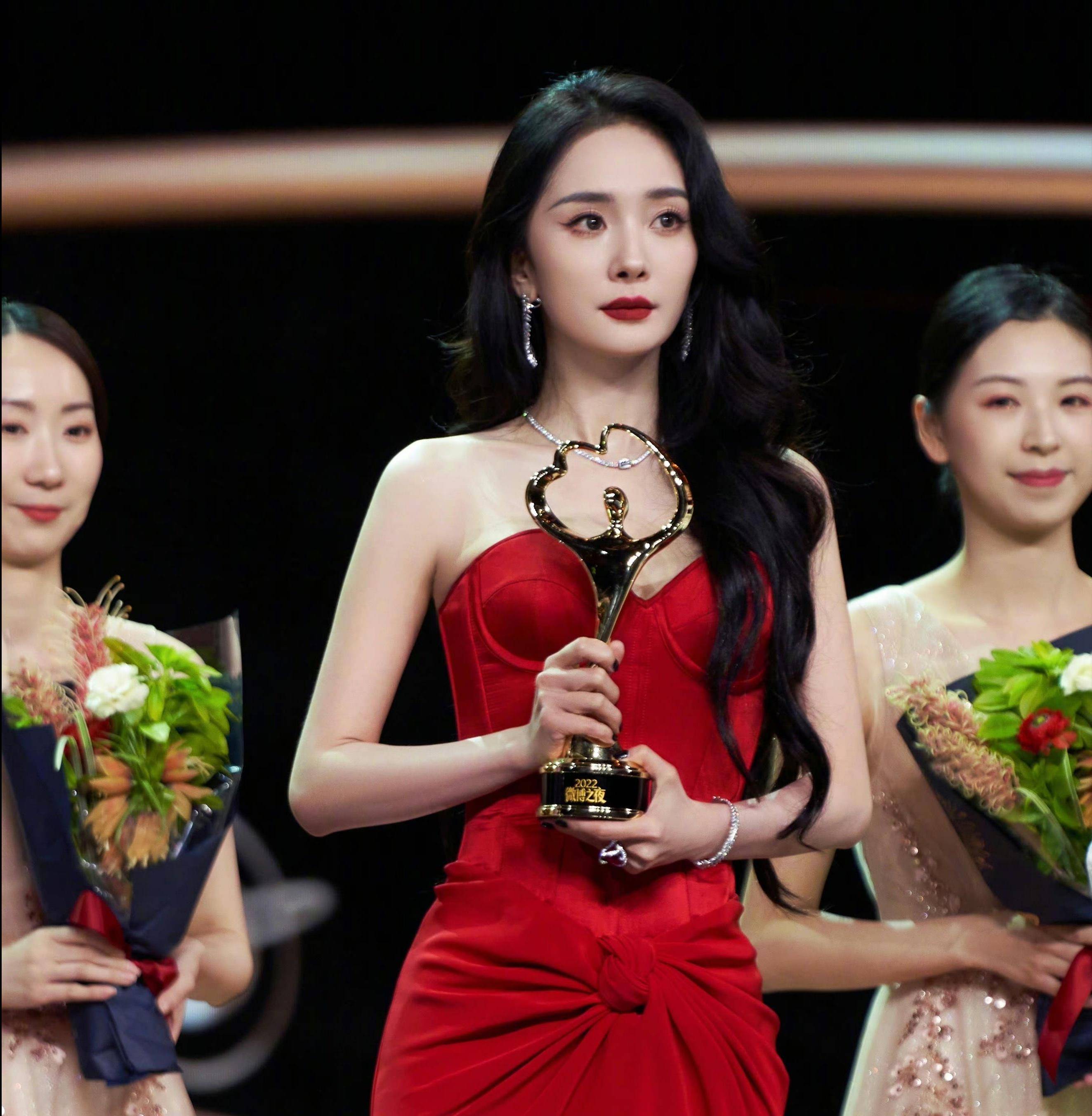 当年杨幂接着《宫》大火后,粉丝们热情地在《宫2》的剧组外为杨幂应援