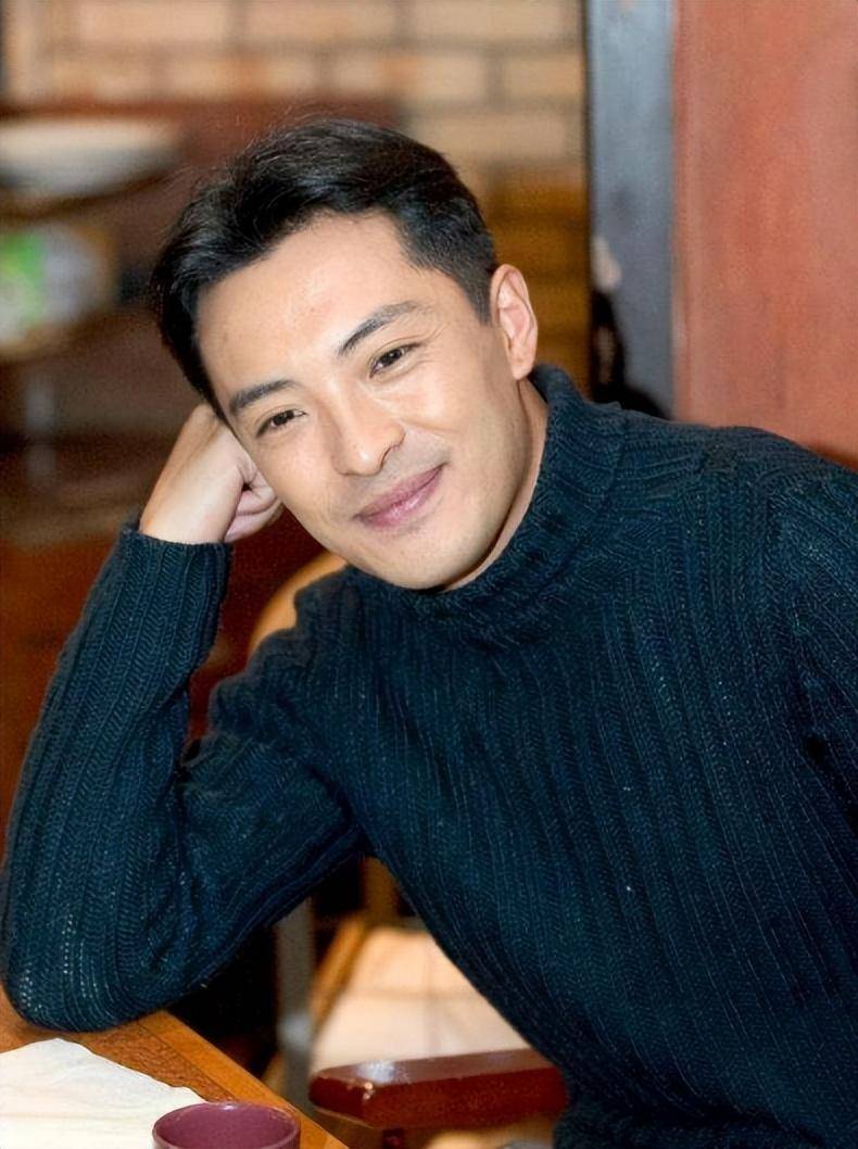 富大龙很体贴,把曾黎照顾得很好,一点大男子主义都没有.