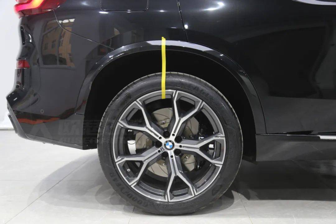 当使用前刹车时,因为惯性关系,前轮和路面压力加强,制动效果加大