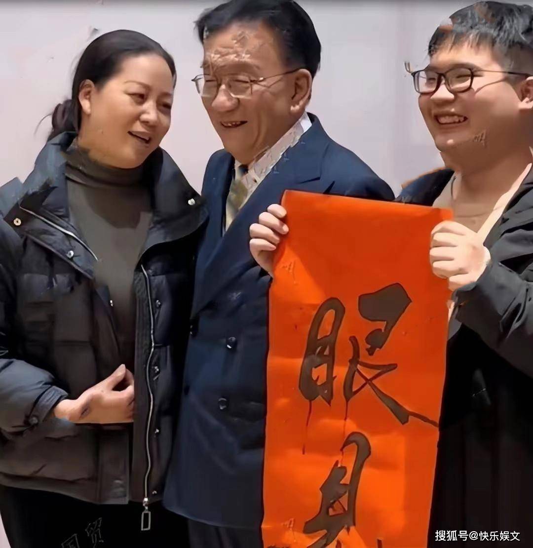 77岁侯耀华参加助残活动!与年轻女粉丝亲密合影,眼神碰撞有温度_人生_侯宝林_生活