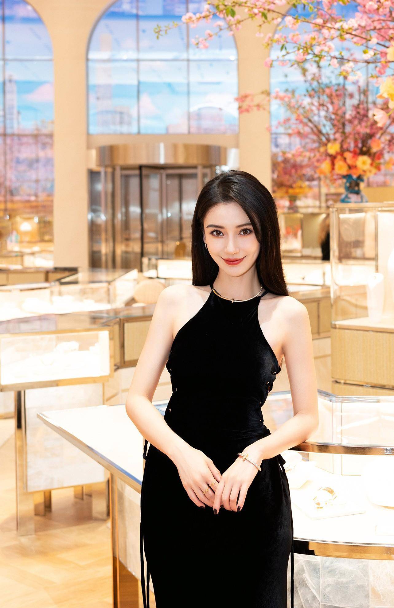 修身长裙把完美的身材线条都展现得淋漓尽致,这肩颈线条都真的很让人