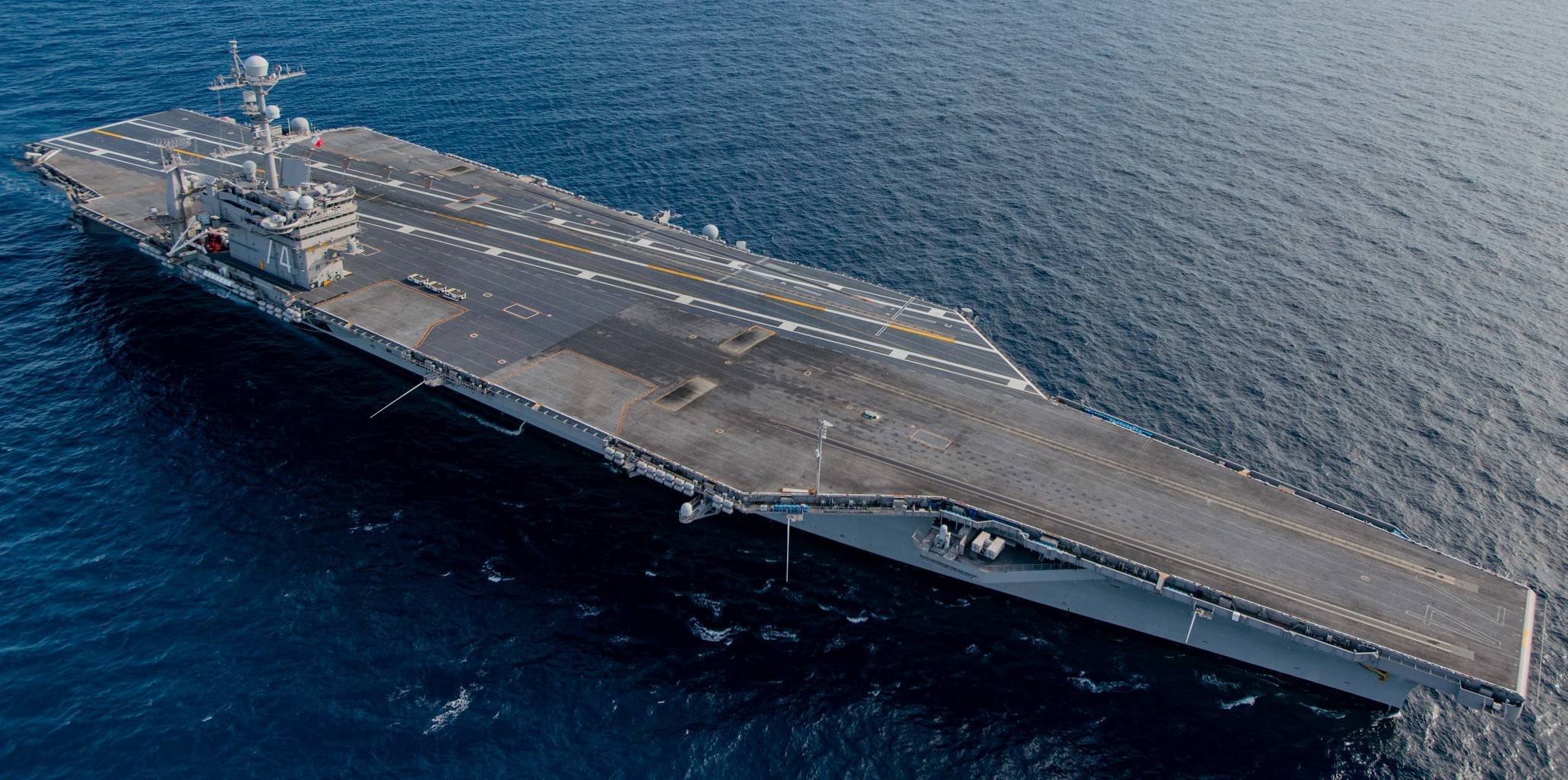 福特号和之前的尼米兹级航母在设计上有许多不同之处.