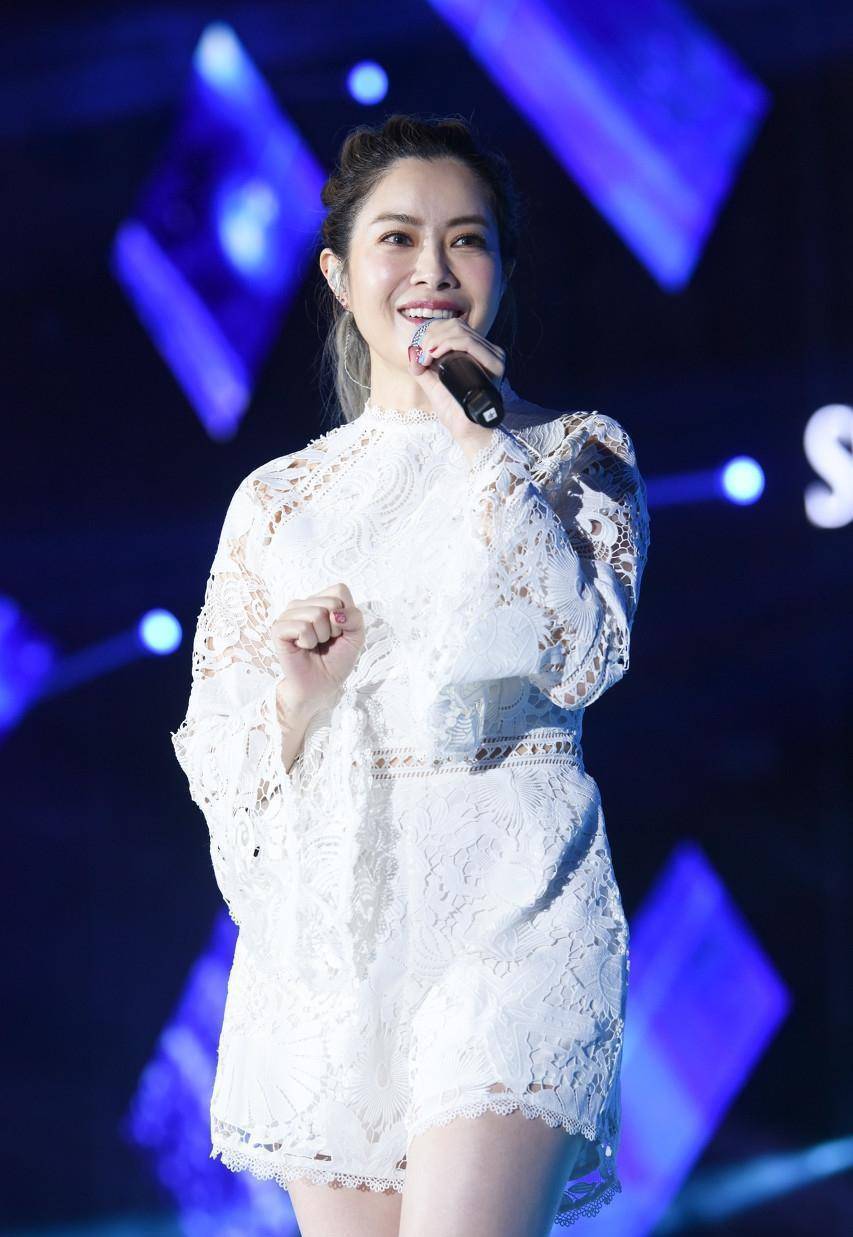 徐怀钰,一个被娱乐圈"潜规则"毁掉的歌手,她真是可惜_一个人_人们