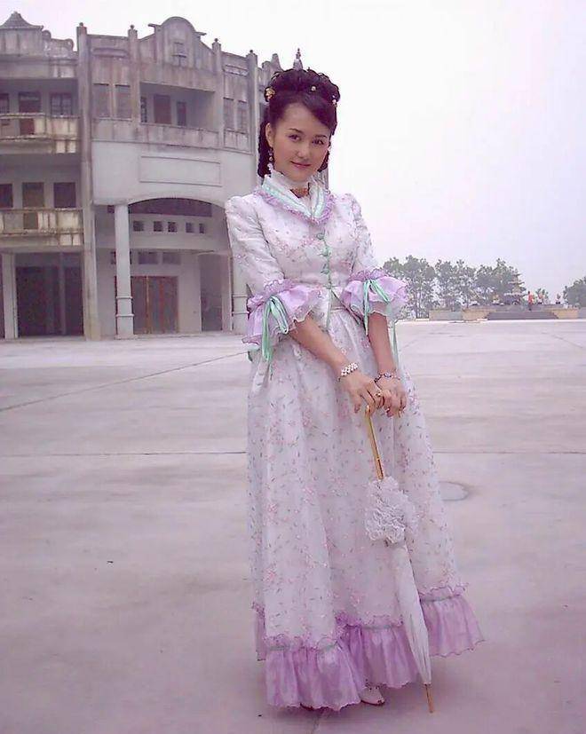 广东电视台主持人黄颖,离开《夜倾情》八年,48岁的她复出无望!