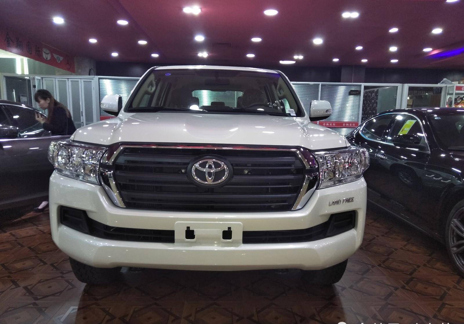 2023款丰田"兰德酷路泽"4000乞丐版,到港实拍,内饰大换血!