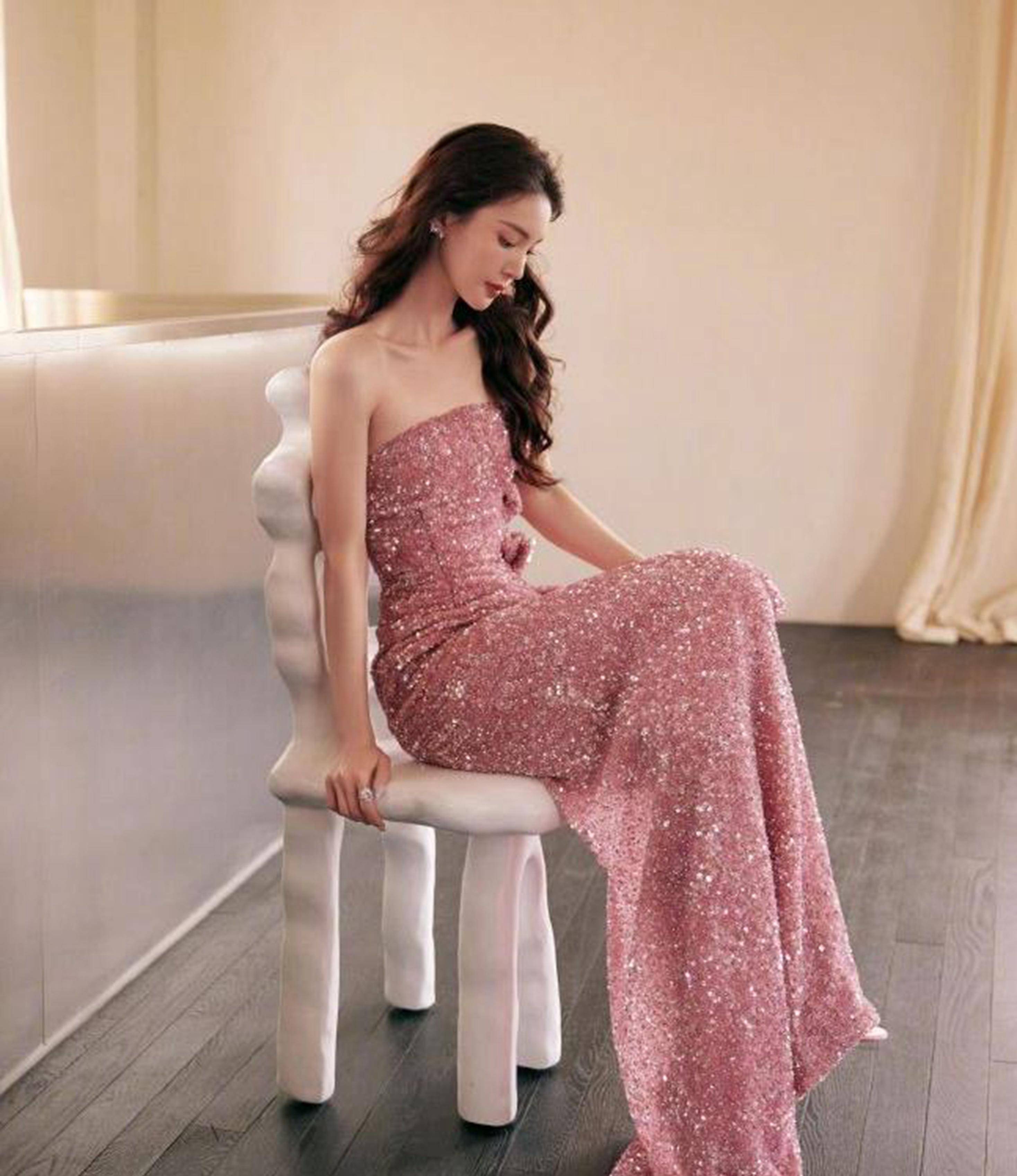 金晨一袭超级粉色亮片抹胸礼服明艳照人,整个人显得优美动人_时尚