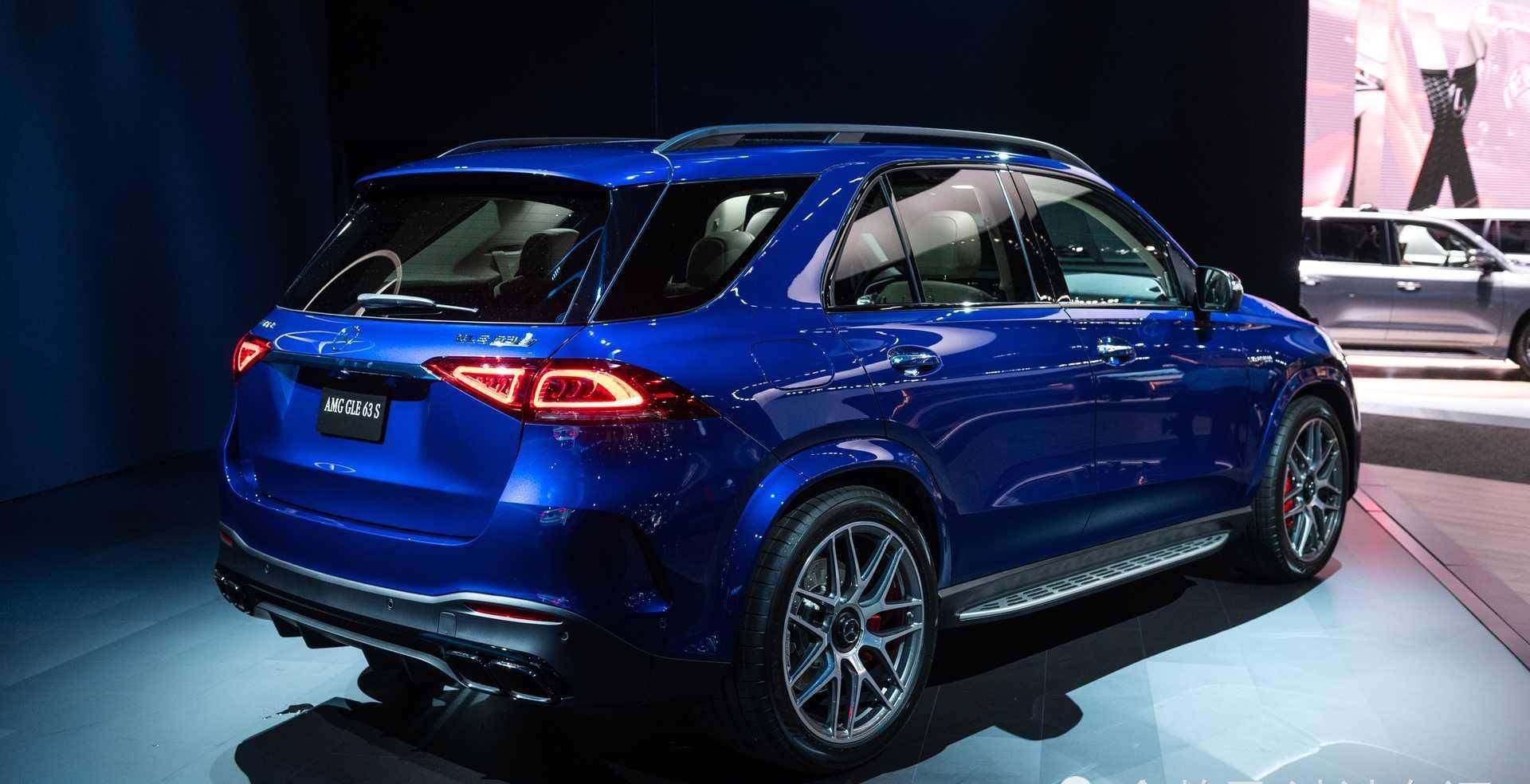 全新奔驰amg gle63s的侧面轮廓和新gle相同,不过它的侧面窗户采用了