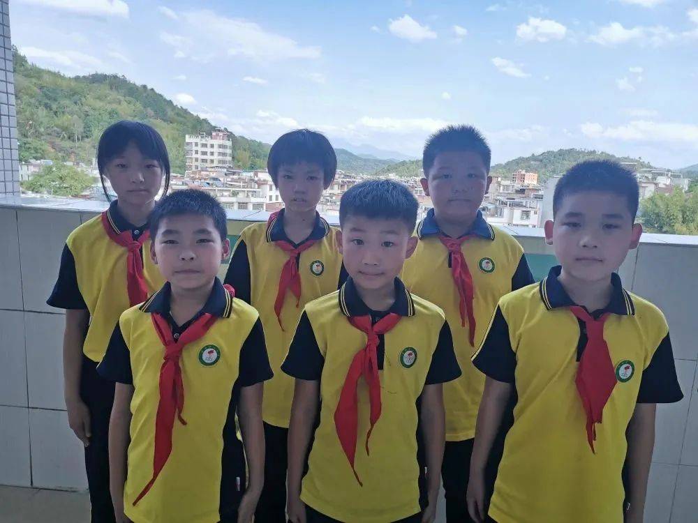 张雅萱 刘彩婷 谢启林五年级五年级(1)班(从左往右):张佳耀 钟雨萱