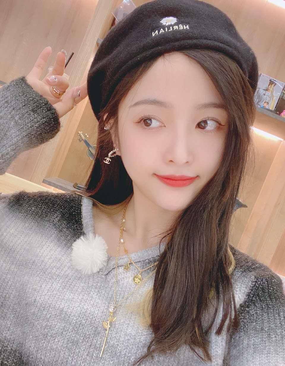 吴宣仪这一次玩大了,露腿露背还弄了泪眼妆,是遗落人间的仙女吧_毛衣