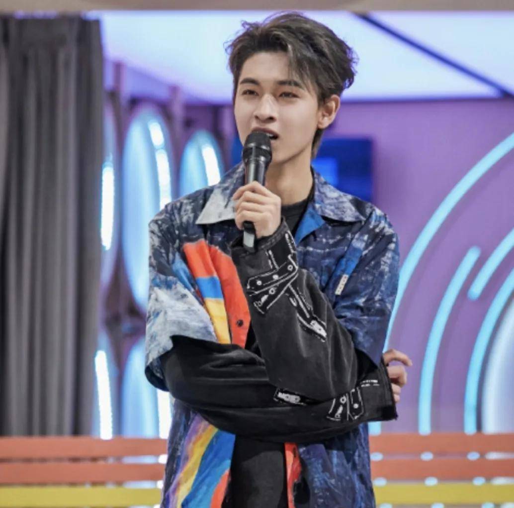 德云社秦霄贤骨折,周围人冷眼旁观,一瘸一拐蹦进救护车_受伤_节目