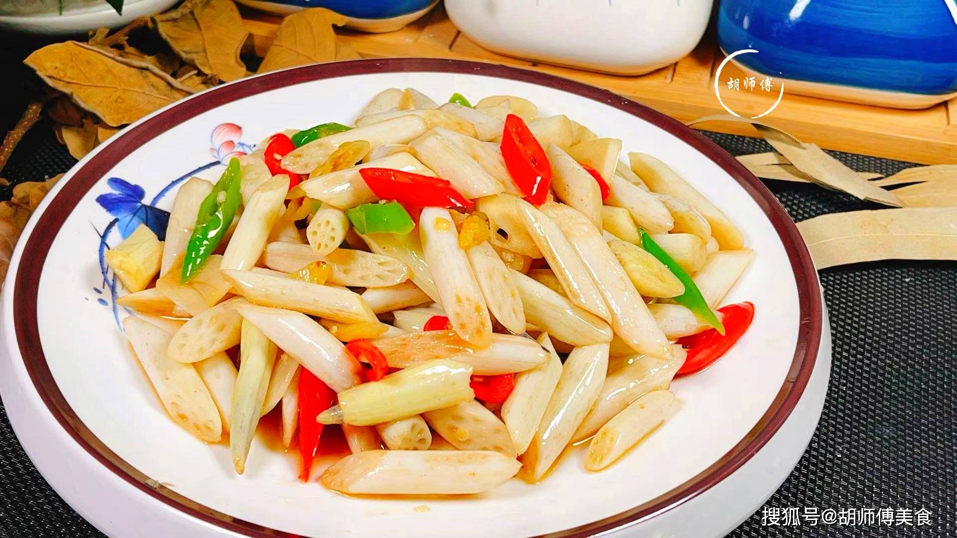 藕带也被称为藕心菜,藕梢,藕苗,它是莲的幼嫩根状茎,随着生长,它会