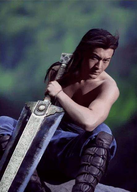 4个版本的杨过"玄铁重剑",网友:原装,高仿,拼夕夕的区别?