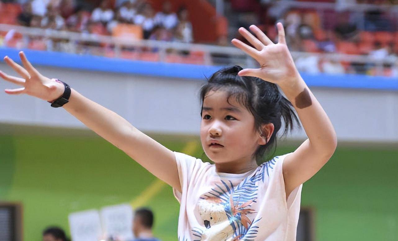 姚明12岁女儿:身高近1.9米,心形胎记醒目_篮球_叶莉_姚沁蕾