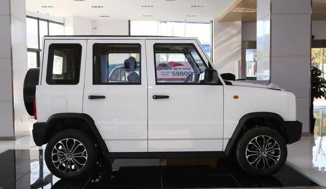 北汽制造豹100定位为一款微型电动suv,续航里程仅为150km,指导价格为