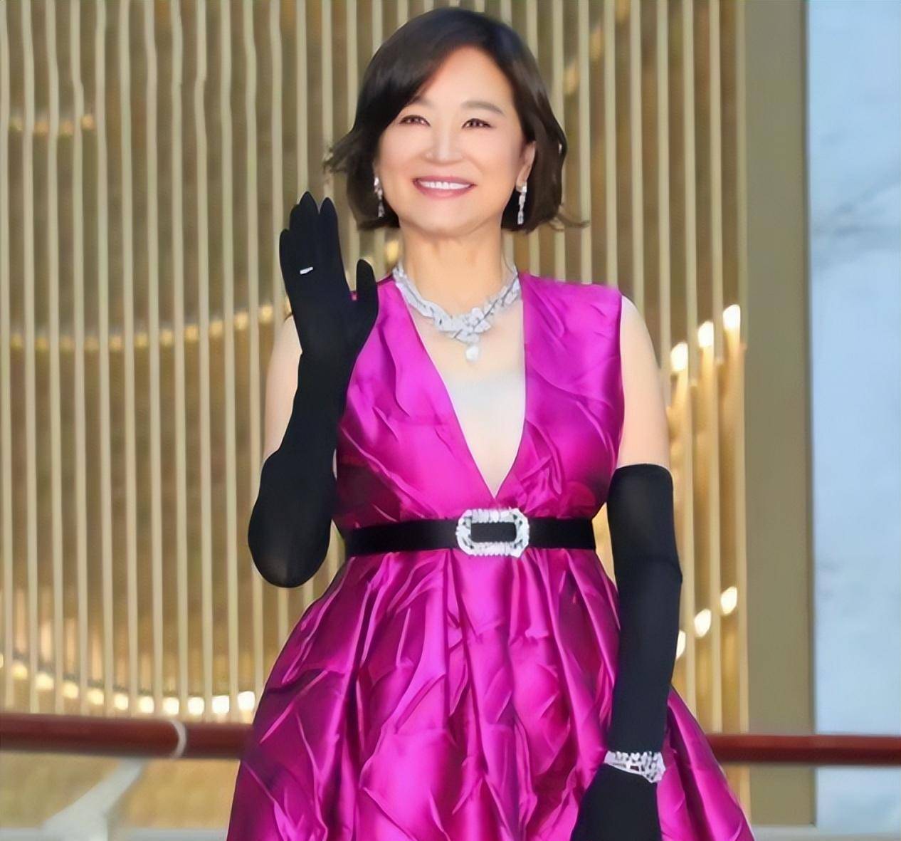 68岁林青霞戴上亿珠宝现身!