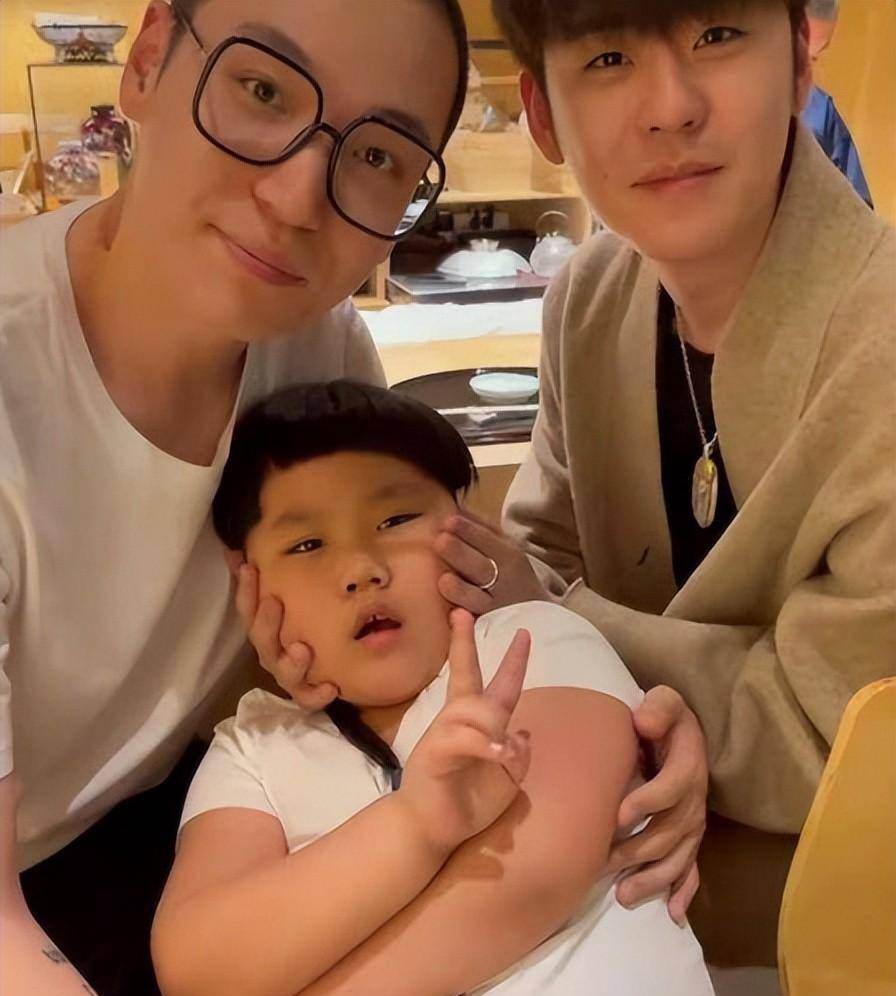 被朱亚文嘲讽,遭孟子义挑衅,郭麒麟和同父异母的郭汾阳差别多大