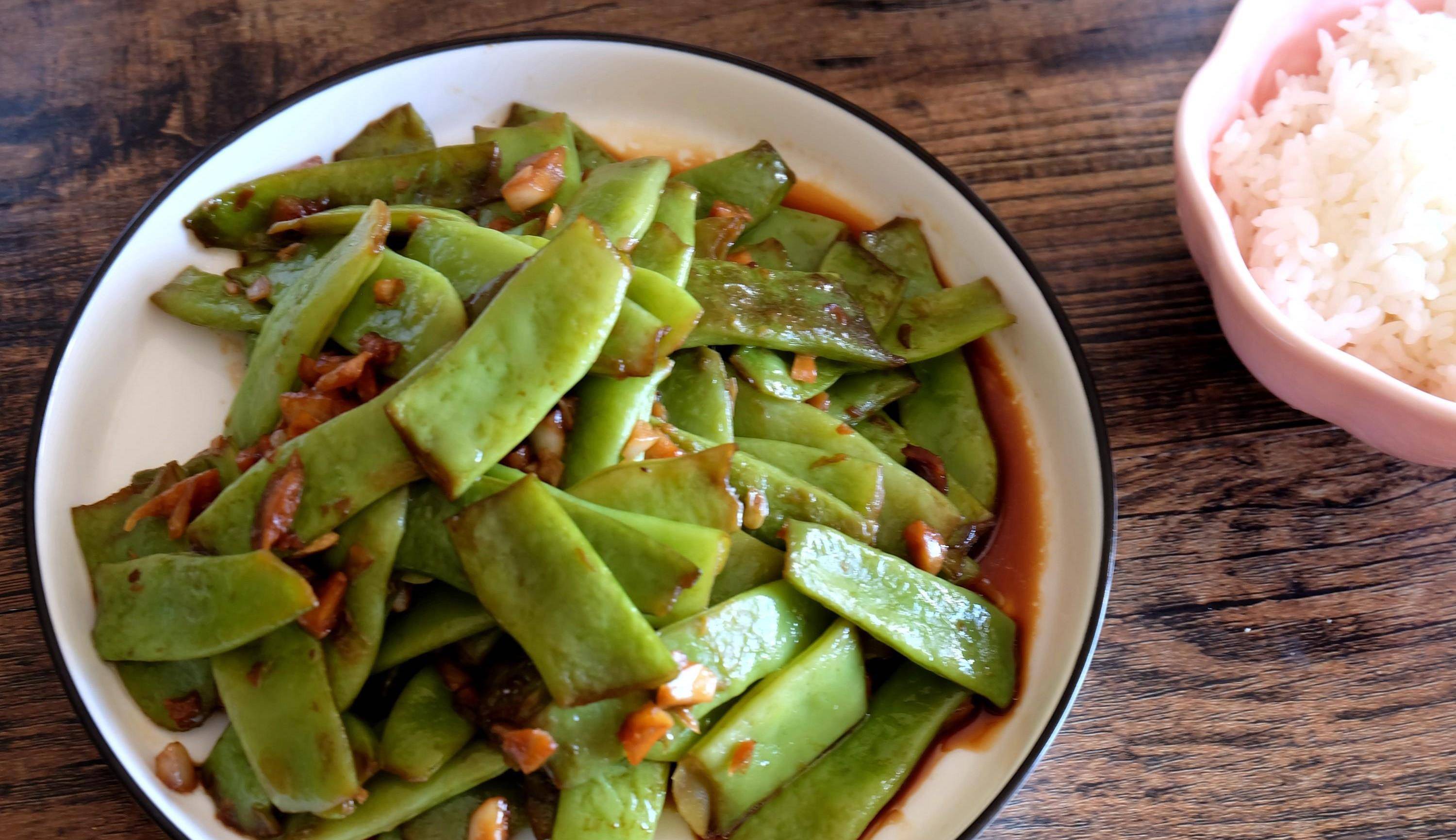 炒扁豆角,只要大蒜和生抽就对了,又香又嫩,好吃又下饭_小时候_口感