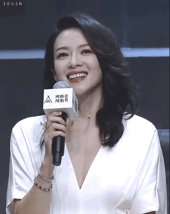 全精修章子怡自然且自信,路人拍的却普通得很,发际线高中年体态_显得