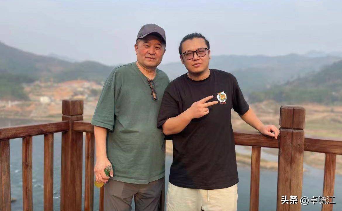 毕福剑现身云南乡村玩乐，老态尽显却豪放不羁