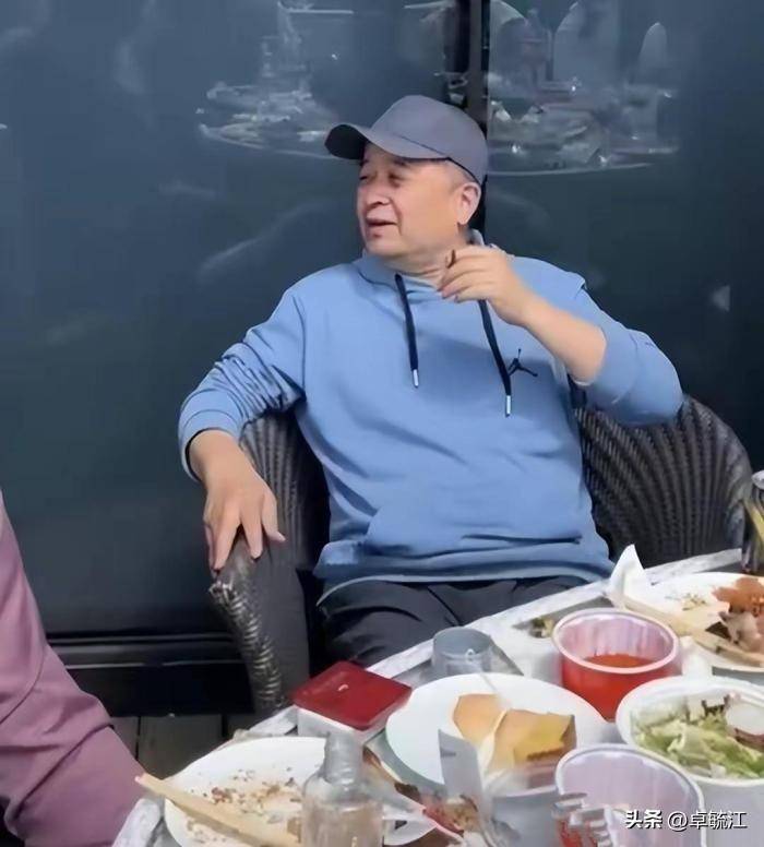 毕福剑现身云南乡村玩乐，老态尽显却豪放不羁