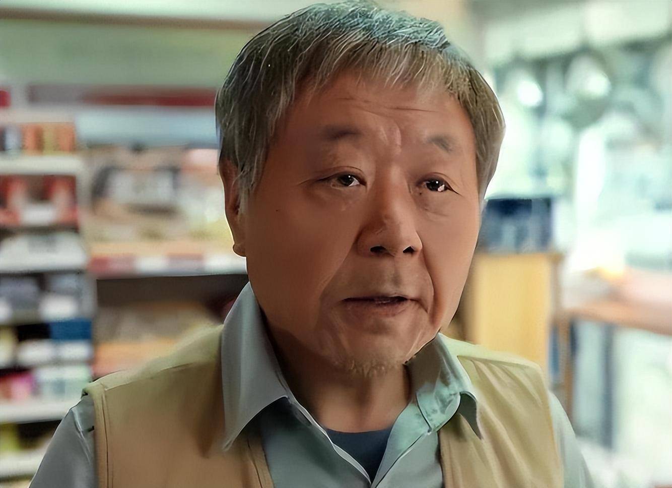 一就是范伟老师的细微表情以及在中年与老年之间的切换,堪称天衣无缝