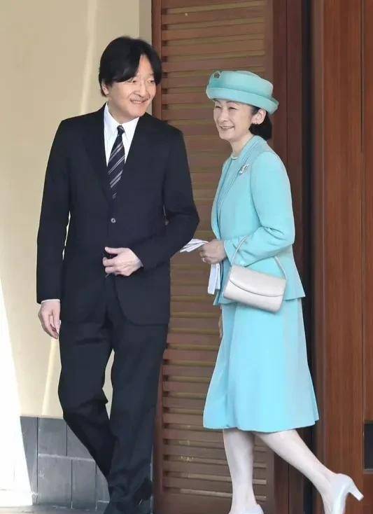 文仁亲王也是难得的开心,很少能捕捉到他和纪子妃的互动,这次,他盯紧