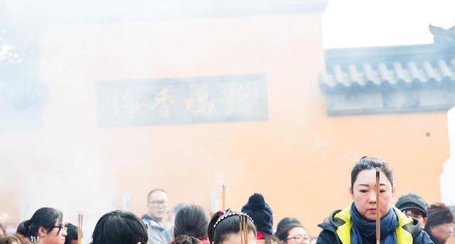 鸡鸣寺游客爆满设反悔门引导离寺，现代的回头是岸（许愿灵验了怎么还原）