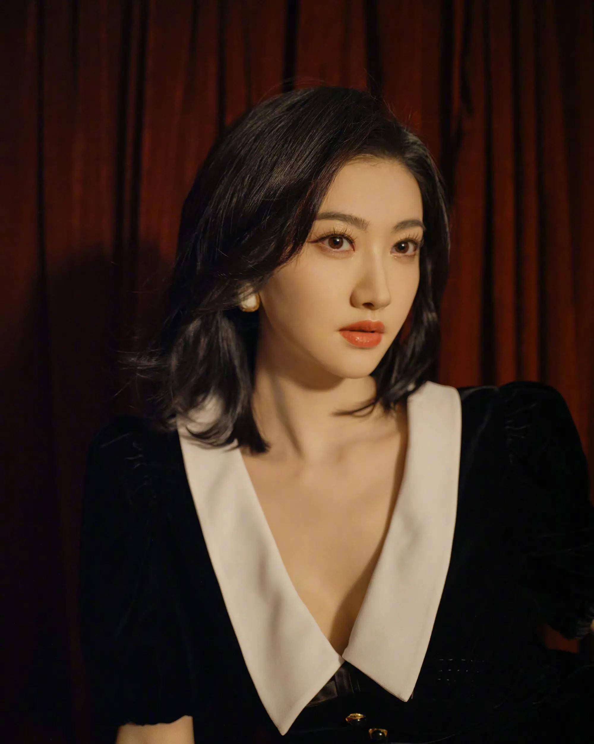 景甜晒最新美照 穿黑色深v丝绒连衣裙优雅大气 温婉动人_状态_氛围