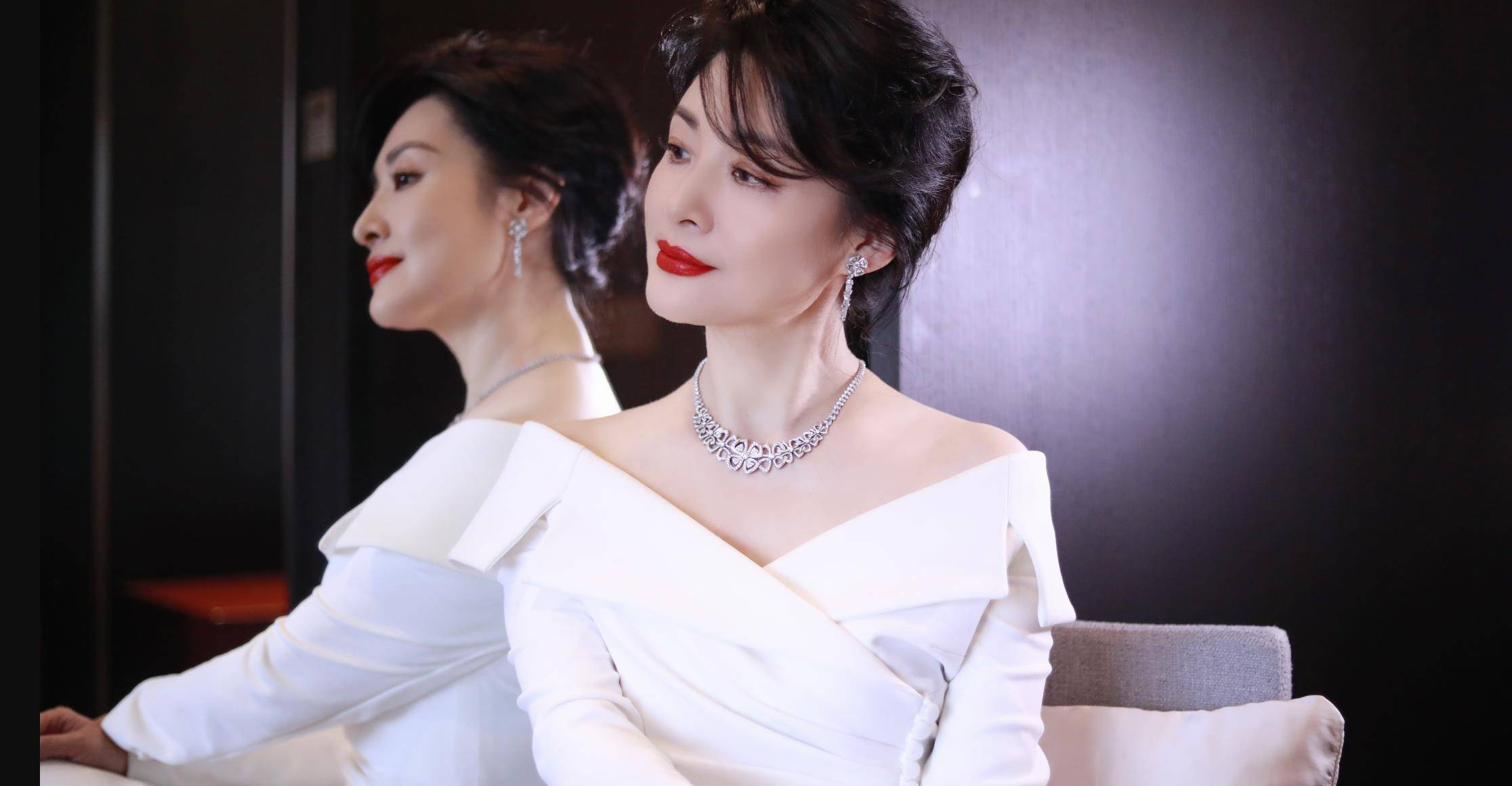 6755岁的周涛风韵犹存,一袭白色高开叉礼服,秒杀无数菲林_岁月_大气