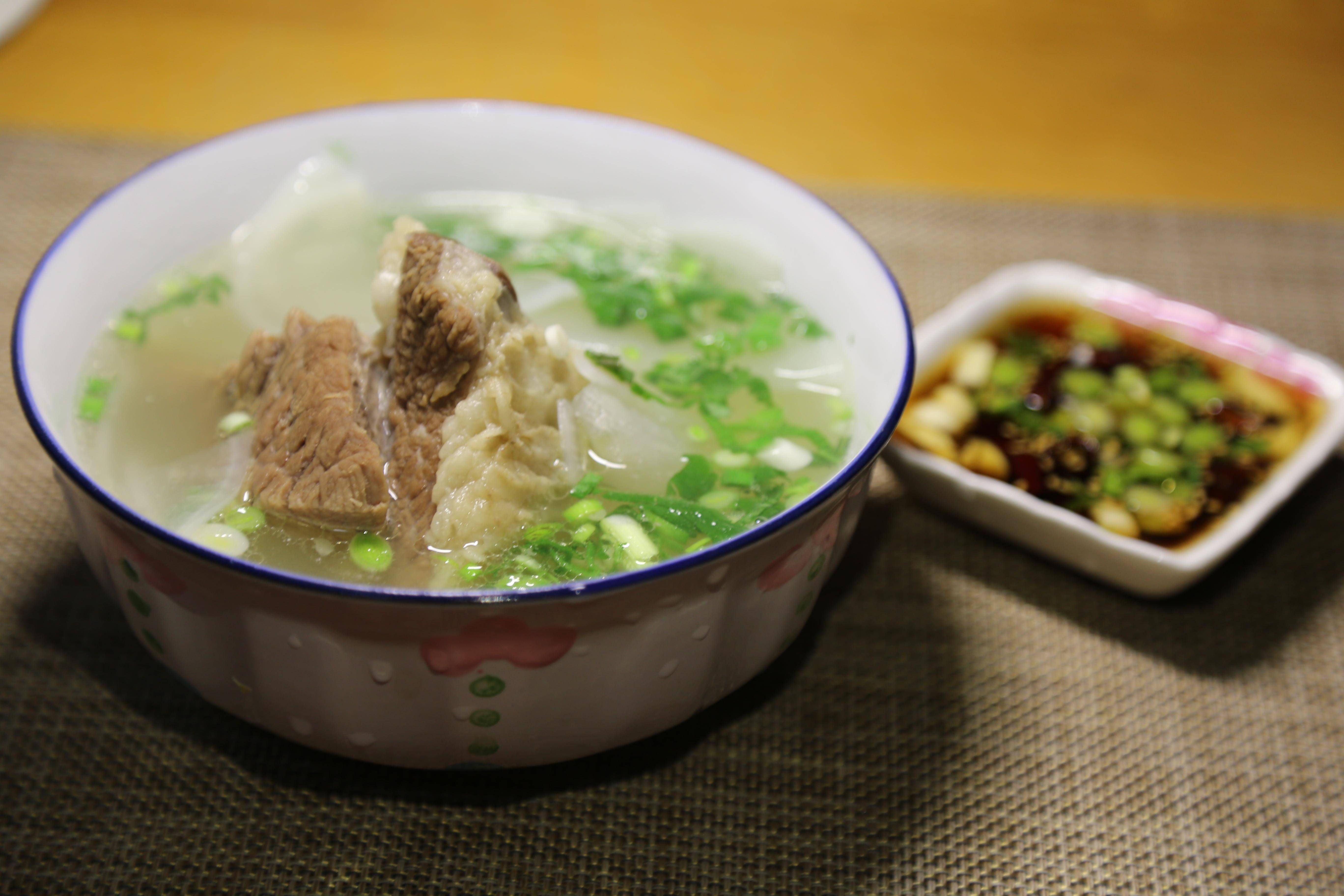 暖身又好喝的清炖牛肉白萝卜汤,牛肉搭配蘸水,吃着更过瘾_牛肉汤_辣椒