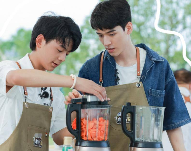 《中餐厅》放大招,请来龚俊赵丽颖还不算,又一位顶级流量来做客_周震