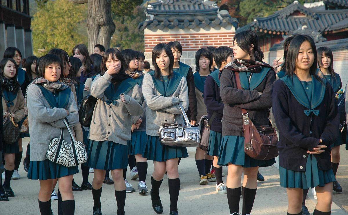 刘亦菲曾被韩国女生霸凌，难道韩国学校不管校园霸凌事件-韩国媒体报道刘亦菲家世的视频是真的吗