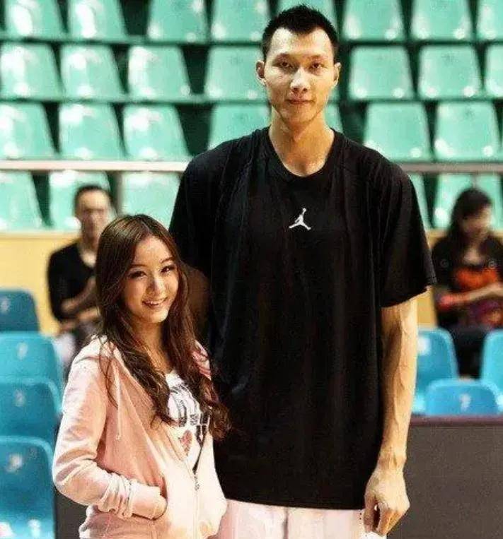 易建联:娶足球宝贝荆灵,婚后连生两胎入美身份,妻儿都在美定居_篮球