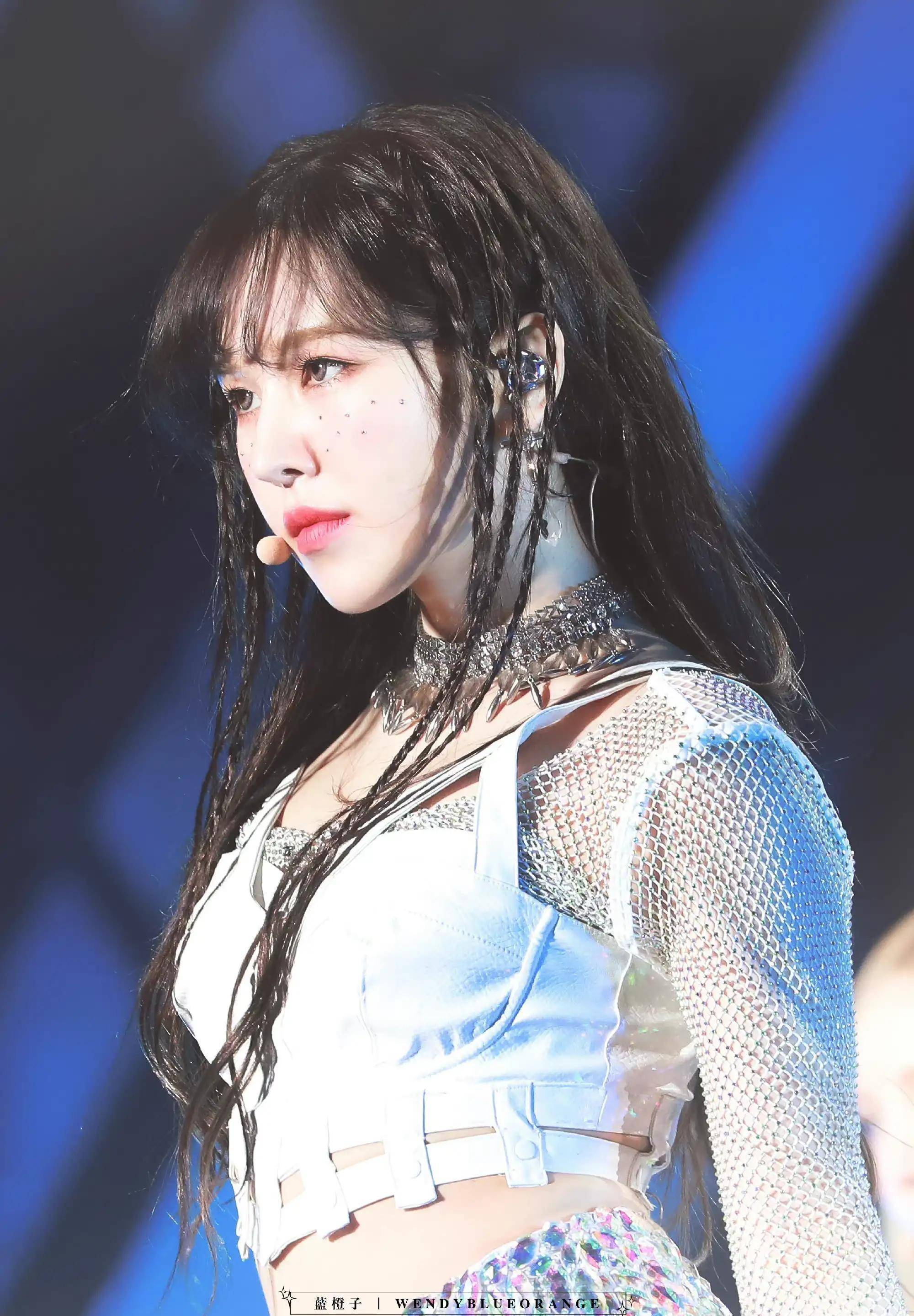 wendy演唱会造型_白色_亮片_显得