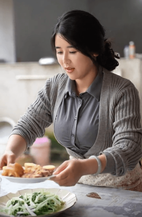 微胖天花板阙佩琪,放弃百万年薪回家创业,孝心报答养父母遭质疑_视频