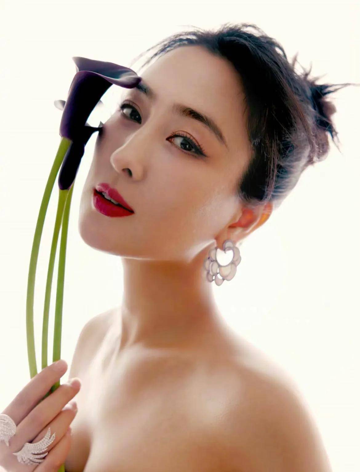 李沁早期的性感照片,穿着泳衣游泳,和魏大勋玩耍,太性感了_节目_互动