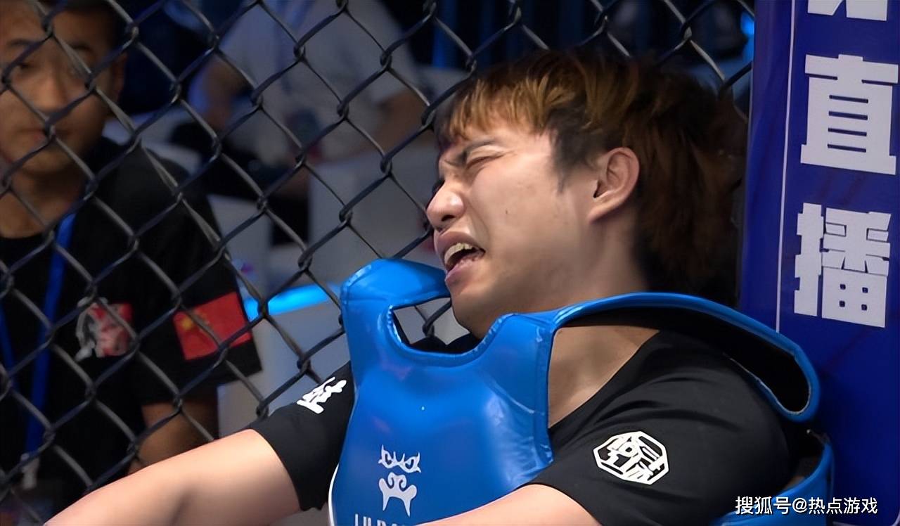 赛前嘴嗨付出代价,耀扬被嘴哥爆锤,连续倒地6次被打哭了_比赛_嘉年华