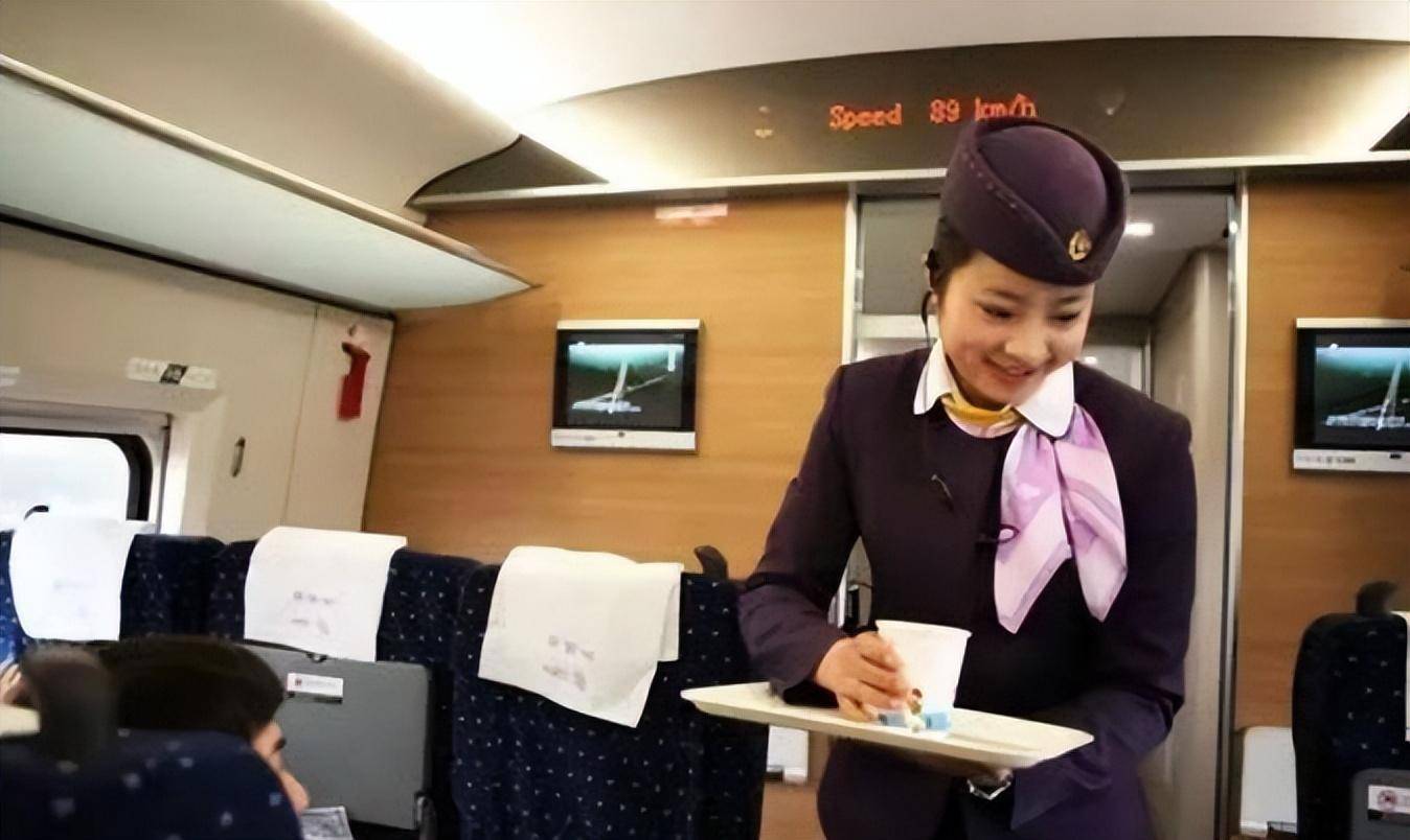 高铁站隐藏着什么猫腻?为何女乘务员纷纷离职?