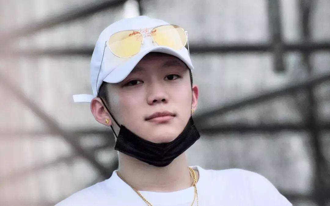 从风光无限到过街老鼠,甚至被官媒亲自点名,他终究走