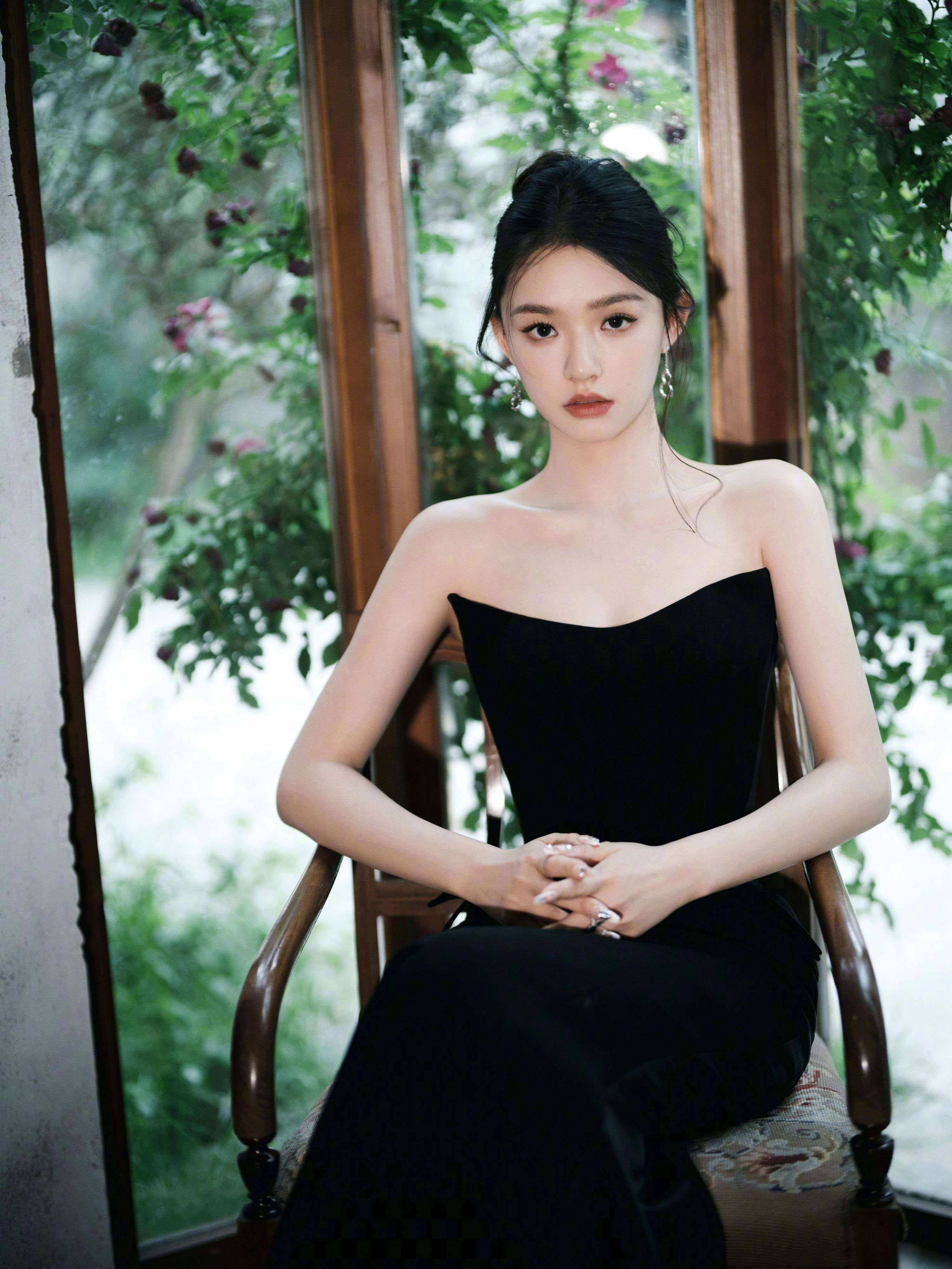 林允黑色抹胸连衣裙性感写真_气质_网友_真会