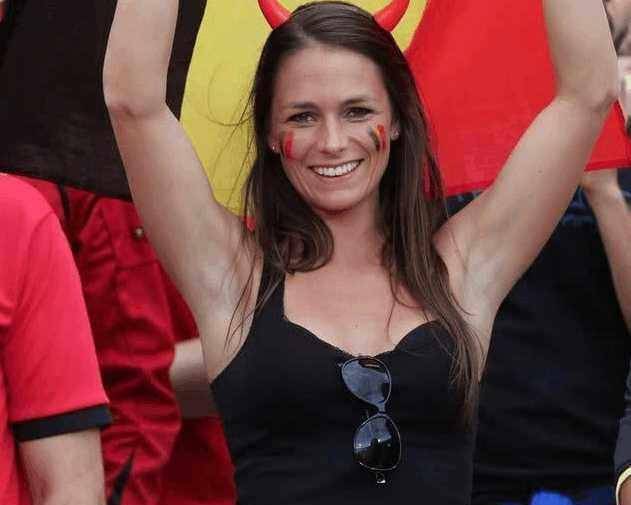 比利时突尼斯上演进球盛宴,看台上的美女球迷却成为另一道风景线_比赛