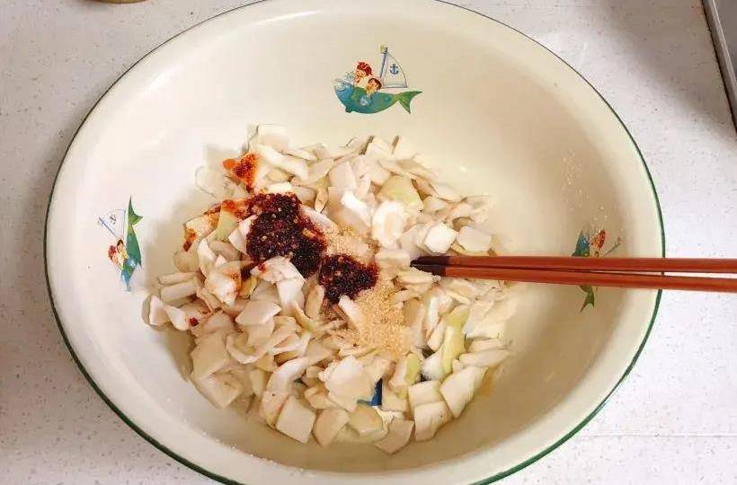 妈妈20年的配方,腌制麻辣爽口萝卜皮,开胃又解馋_食用_辣椒_容器